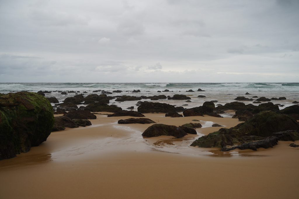 Ebbe: Die kleinen Felsen kommen aus dem Wasser, und der Strand wird breit