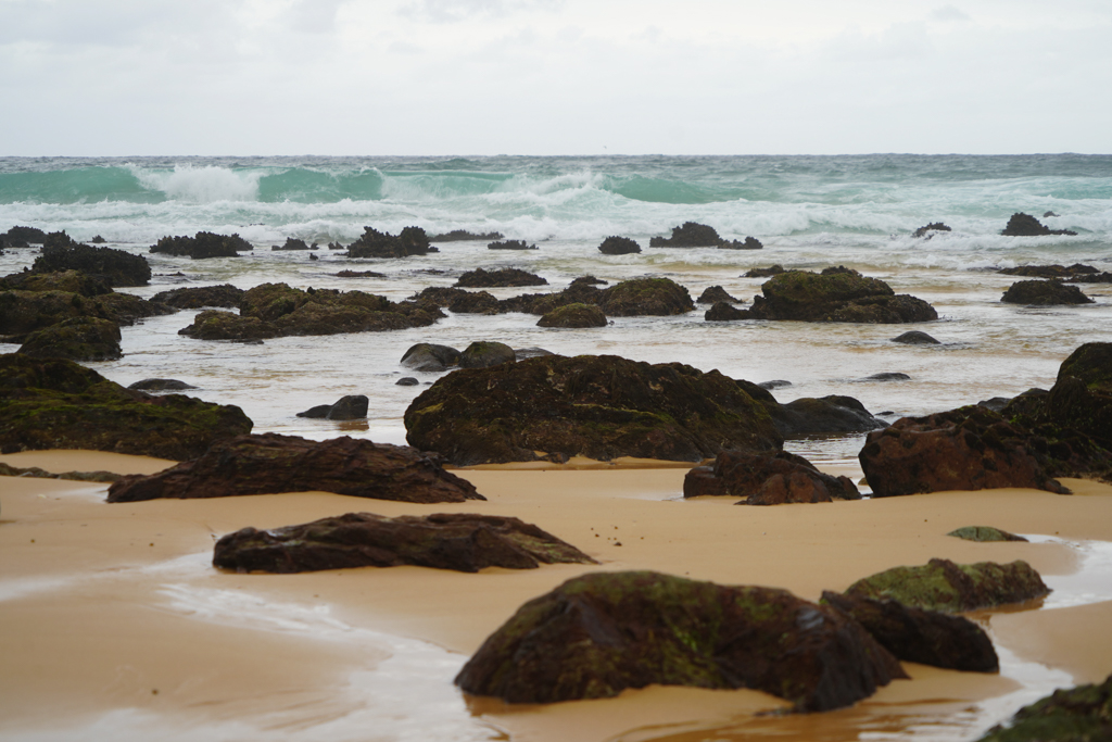 Ebbe: Die kleinen Felsen kommen aus dem Wasser, und der Strand wird breit