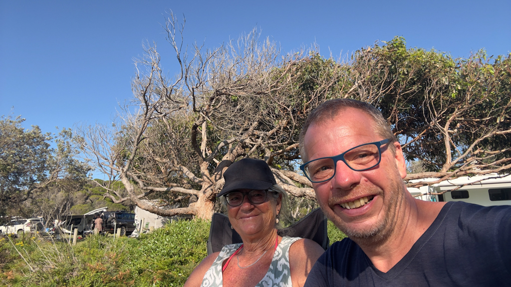 JoMa Selfi. Im Hintergrund unser kleines Abschnitt vom Gillards Campground