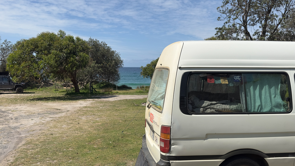 Wir stehen mit Blick aufs Meer im Gillards Campground