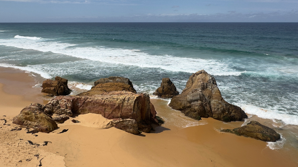 Die Felsen trennen die eine von der anderen Beach am Campground