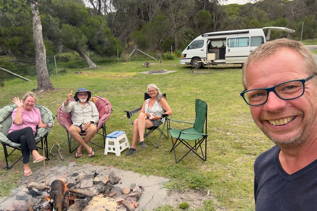 Wir sitzen mit Brian und Corinne ums Lagerfeuer rum...