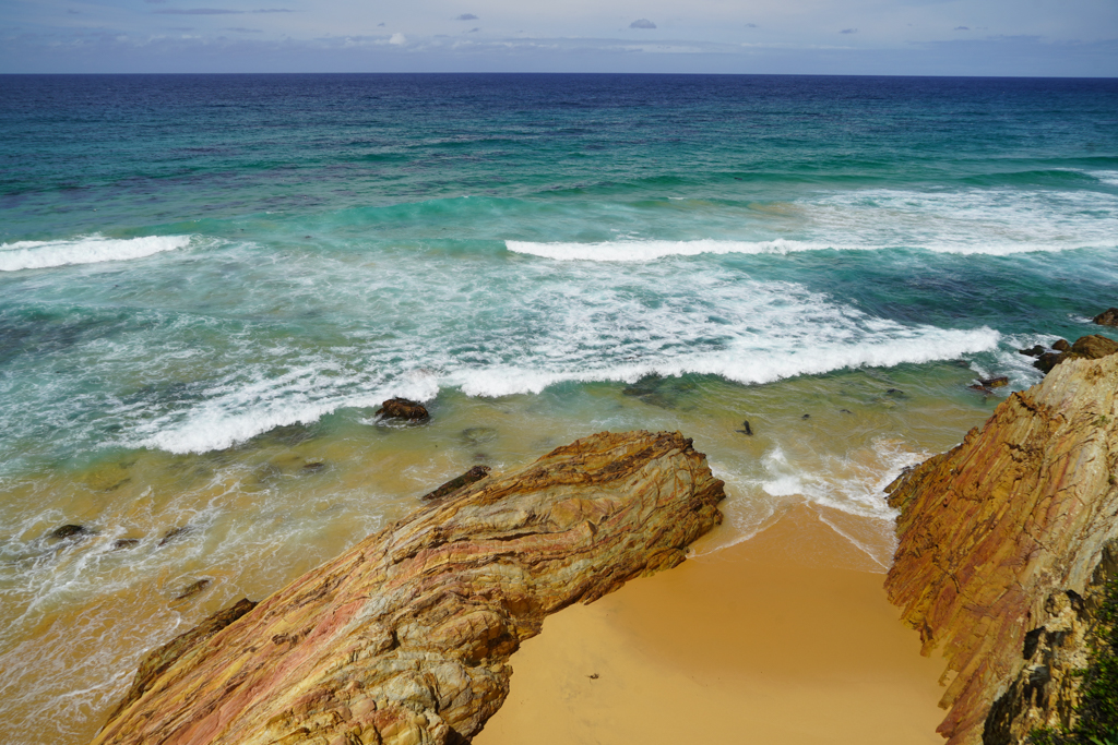 Ein paar steile Felsen unter uns an der Gillards beach...