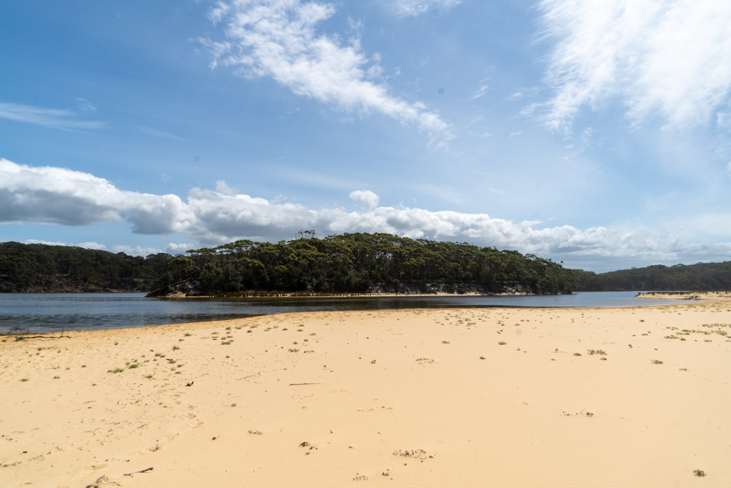 hinter dem Strand gibt es eine Lagune die ein schmale Öffnung zum Meer hat