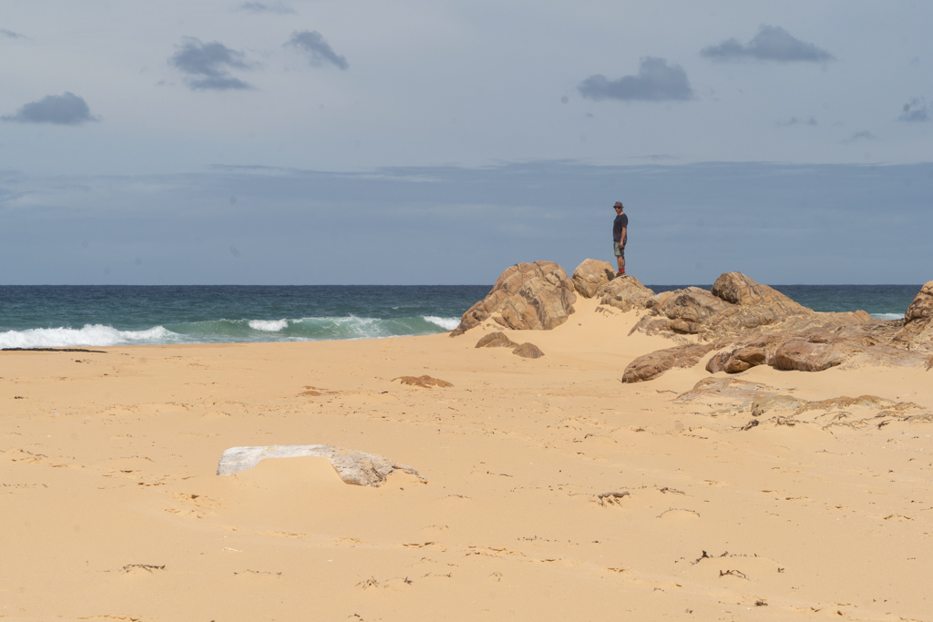 Jo nicht gerade der Gipfelstürmer. Ein paar kleine Felsen am Strand