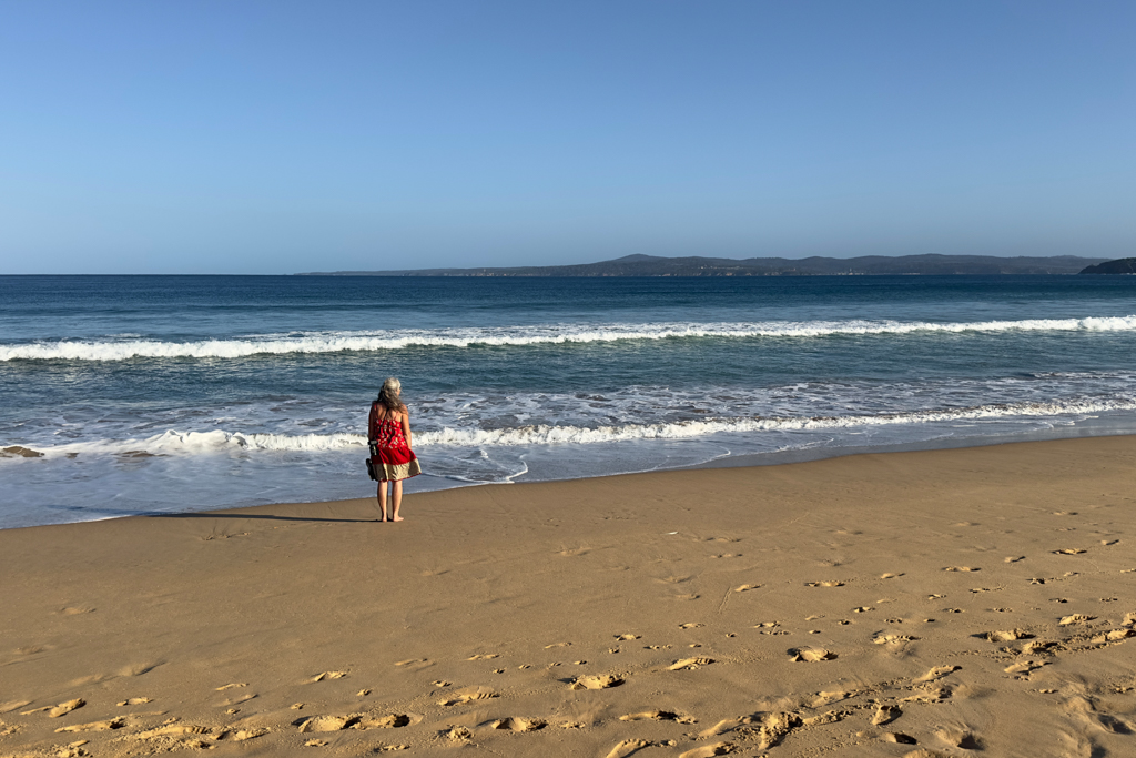 Einen Strandspaziergang am Nachmittag bei Sonnenschein ist immer gut