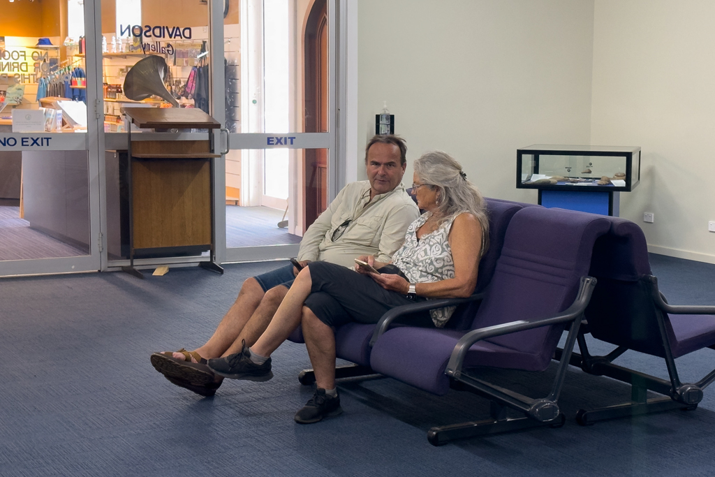 Ma und Manfred unterhalten sich angeregt während sie auf Jo und Emma warten - es geht um den Zyklon "Alfred", der bald Brisbane erreichen wird