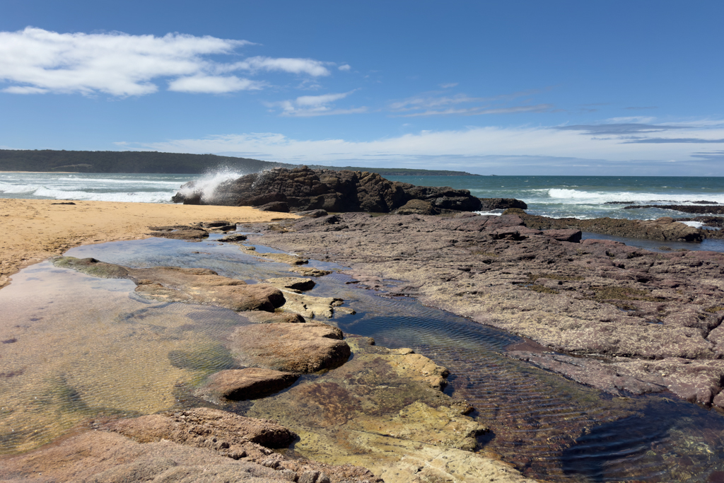 Wir sind zur Ebbe bei den Tidepools am Ende der Beach