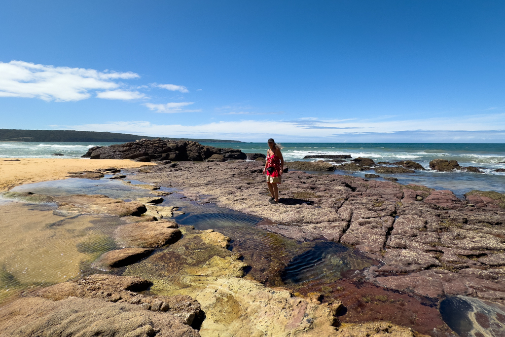 Wir sind zur Ebbe bei den Tidepools am Ende der Beach