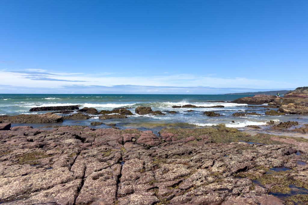 Wir sind zur Ebbe bei den Tidepools am Ende der Beach