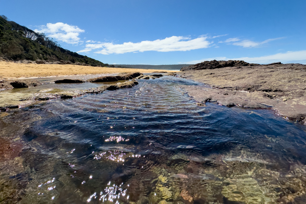 Wir sind zur Ebbe bei den Tidepools am Ende der Beach; ein steifer Wind weht...