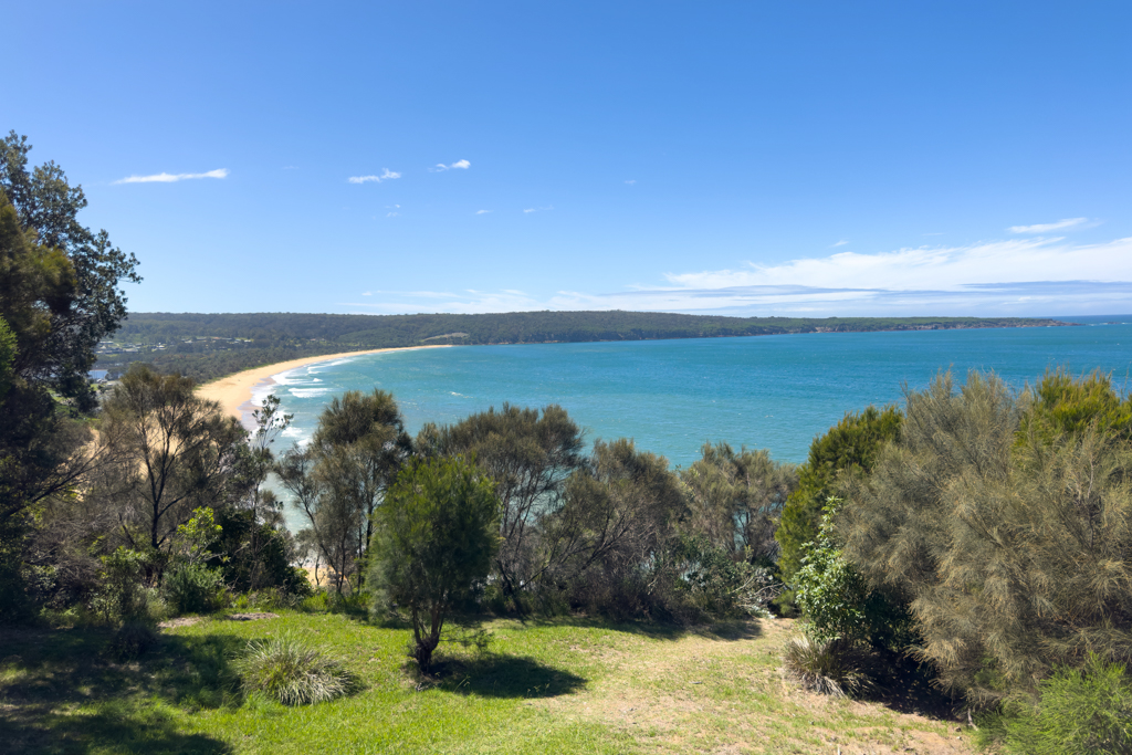 Vom Lookout ein Blick auf die Küste vor Eden zur Ainslie Beach: Dort ist unser Campground, links ein Stück Lagune