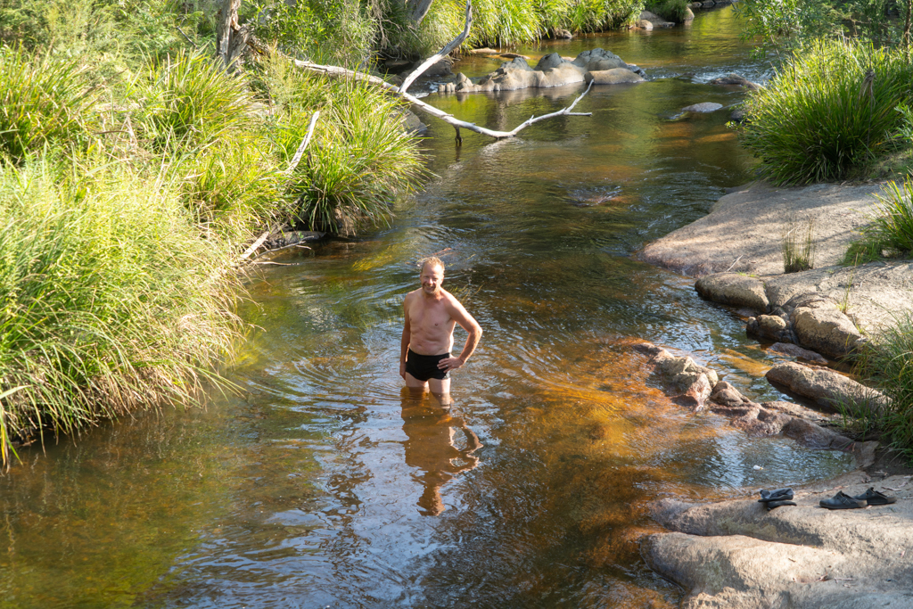 Jo nimmt ein Bad im erfrischenden Murray River