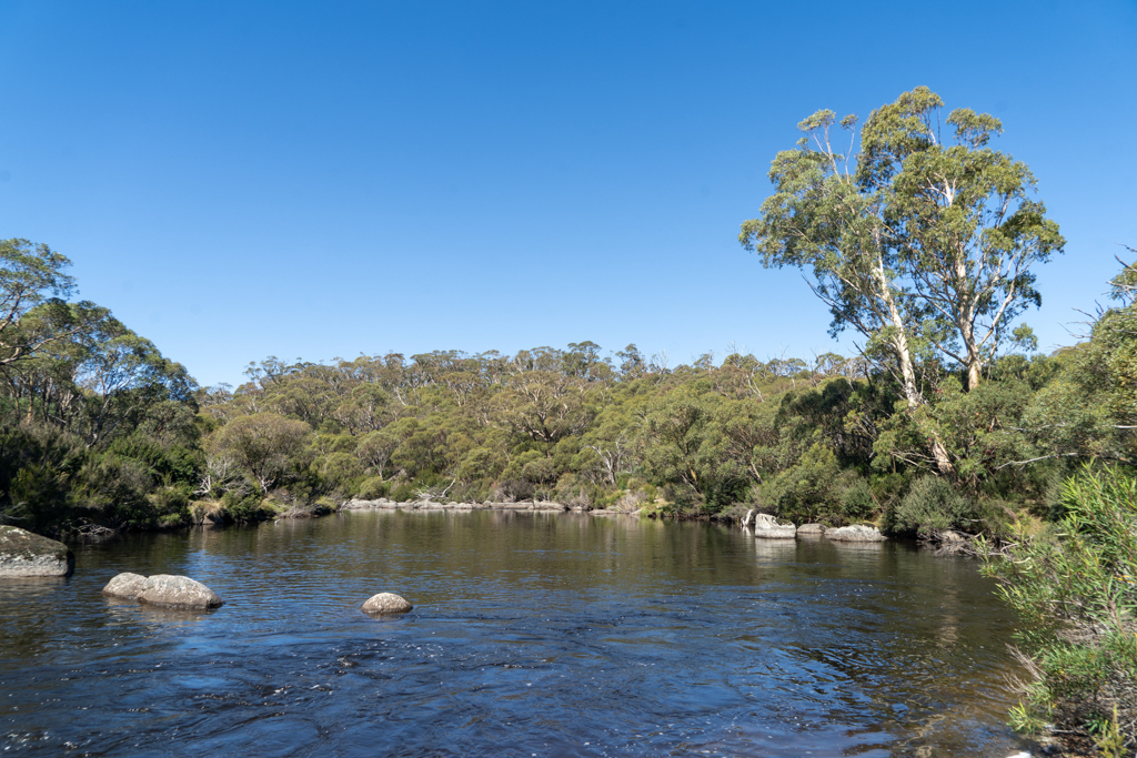 Der Weg entlang des Threbdo Rivers kommt immer wieder an schönen Swim Holes vorbei