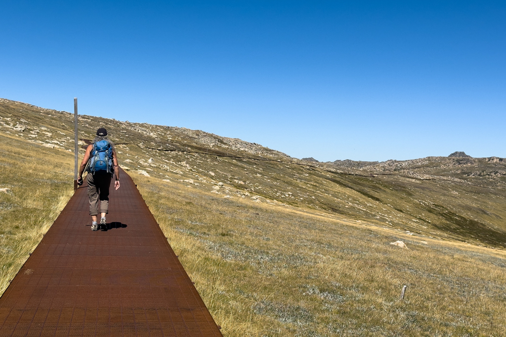 So können wir gut ausschreiten, die Landschaft geniessen, und müssen nicht immer auf den Weg achten..