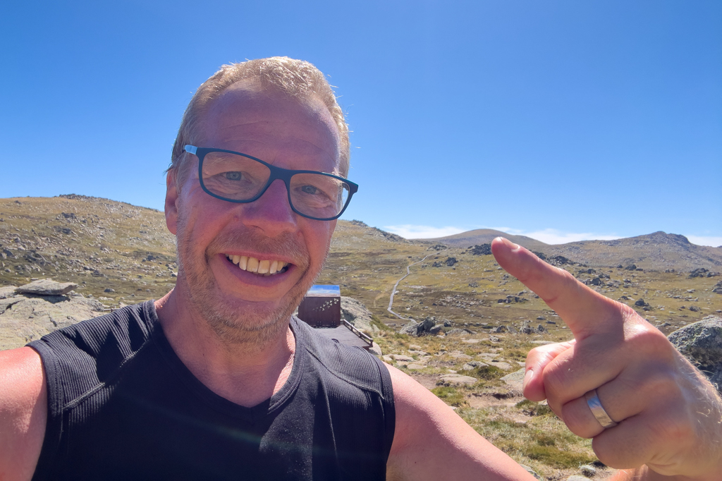 Jo zeigt mit dem Finger dorthin wo JoMa heute waren: Mt. Kosciuszko