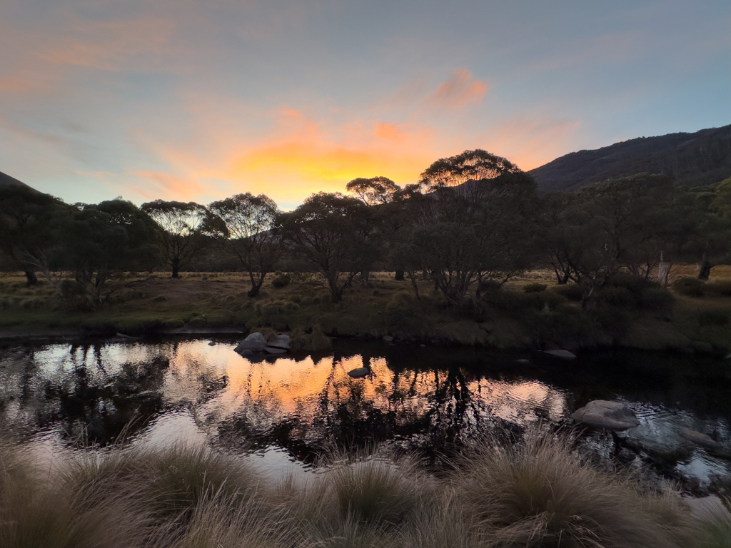 Sonnenuntergang bei unserm Campground am am Thredbo River