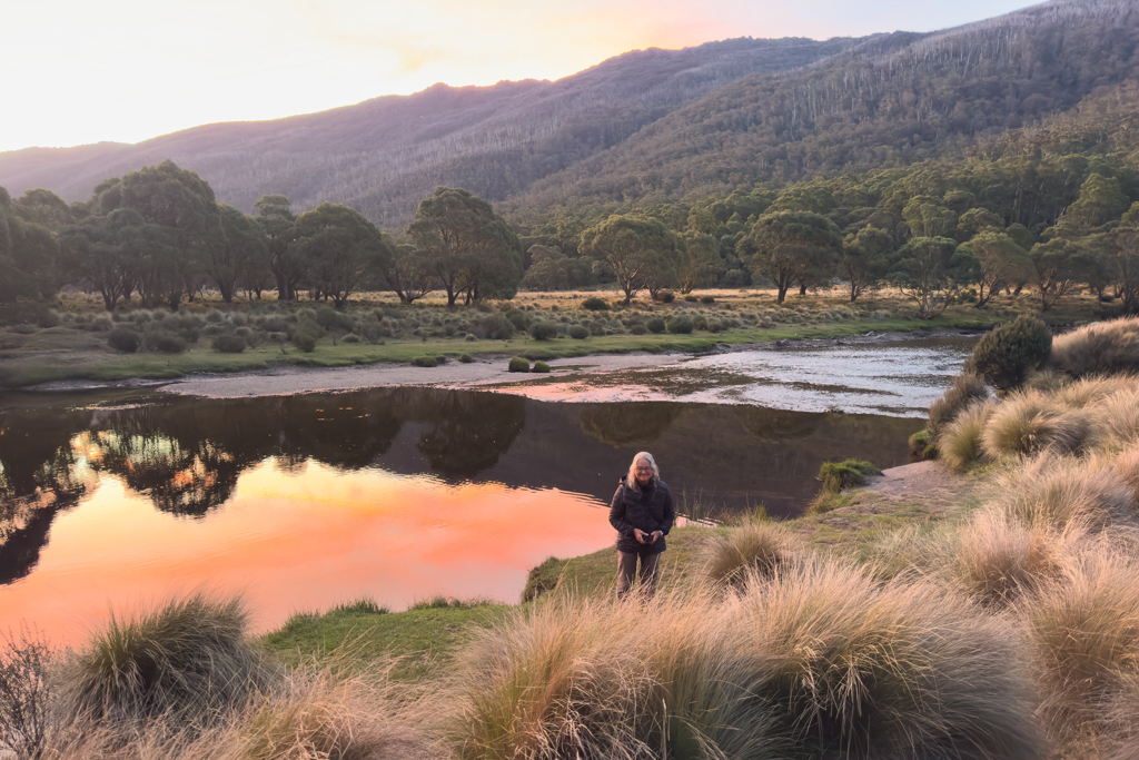 Spaziergang mit Ma bei Sonnenuntergang bei unserm Campground am am Thredbo River