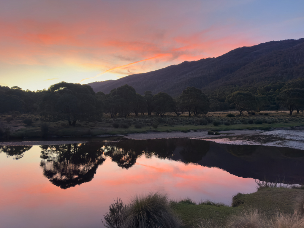 Sonnenuntergang bei unserm Campground am am Thredbo River