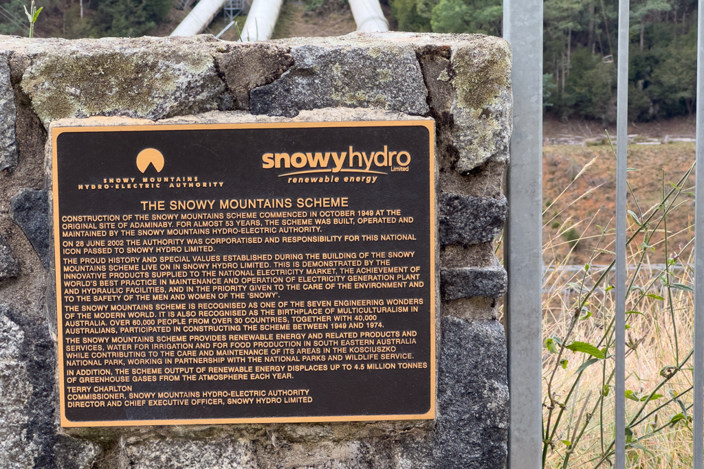 Hinweistafel zu dem Snowy Hydro Projekt..