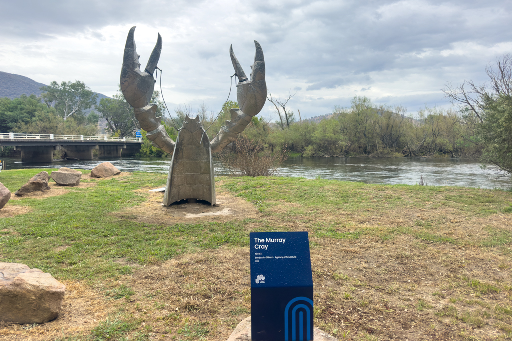 Cray Fish Kunstwerk am Murray River. Drüben ist schon Victoria