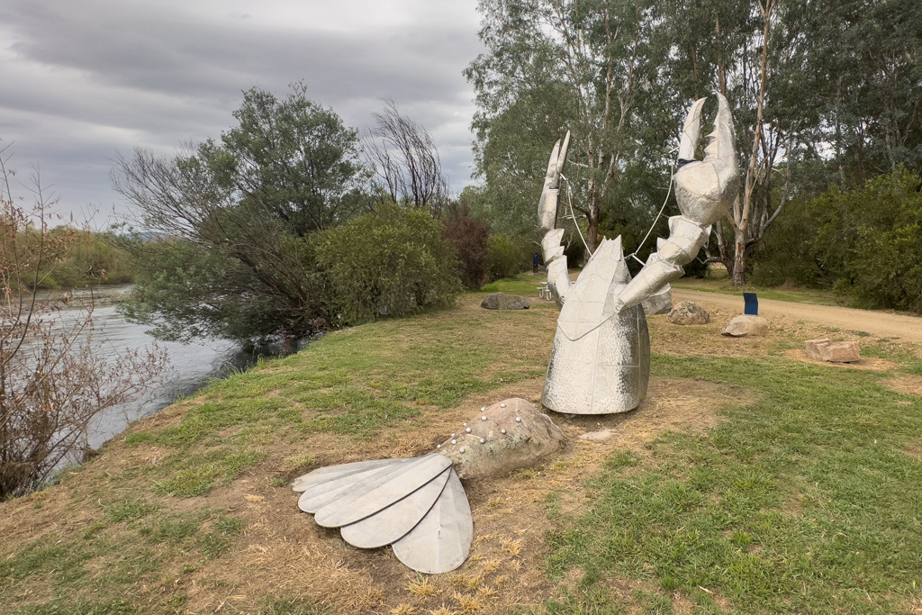 Cray Fish Kunstwerk am Murray River. Noch in NSW. Andere Flussseite ist Vic.