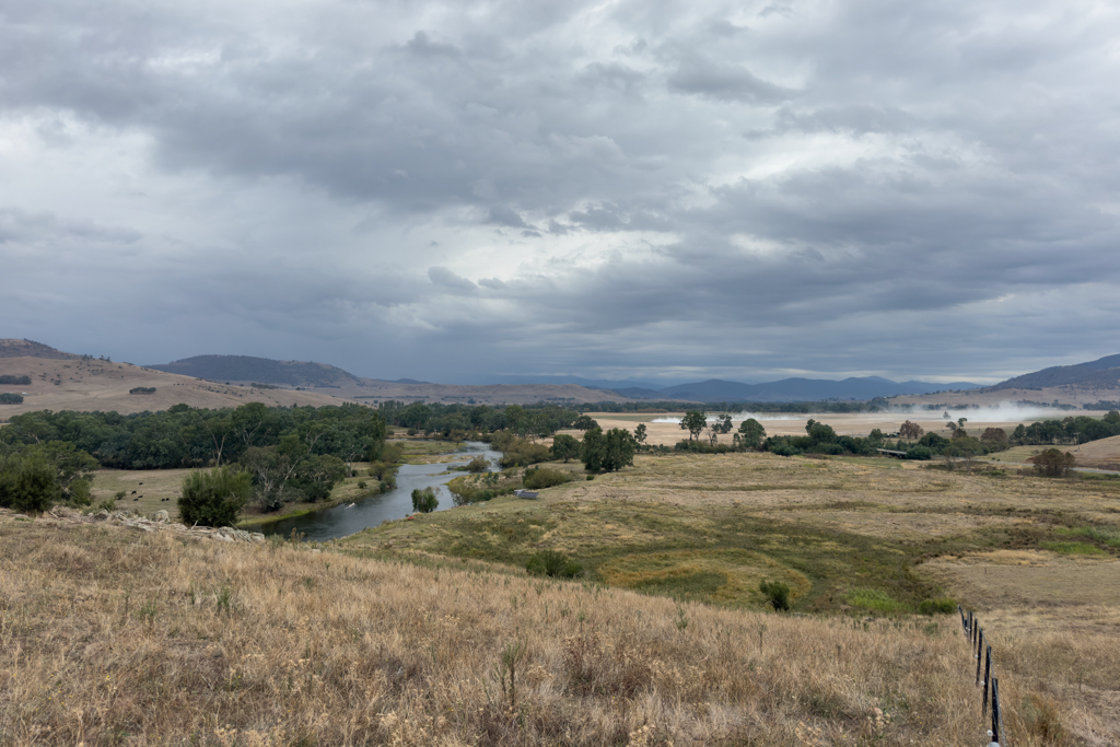 Die Landschaft um Towong Shire mit dem kleinen Murray River. Dort wo es staubt wird Dünger ausgebracht..