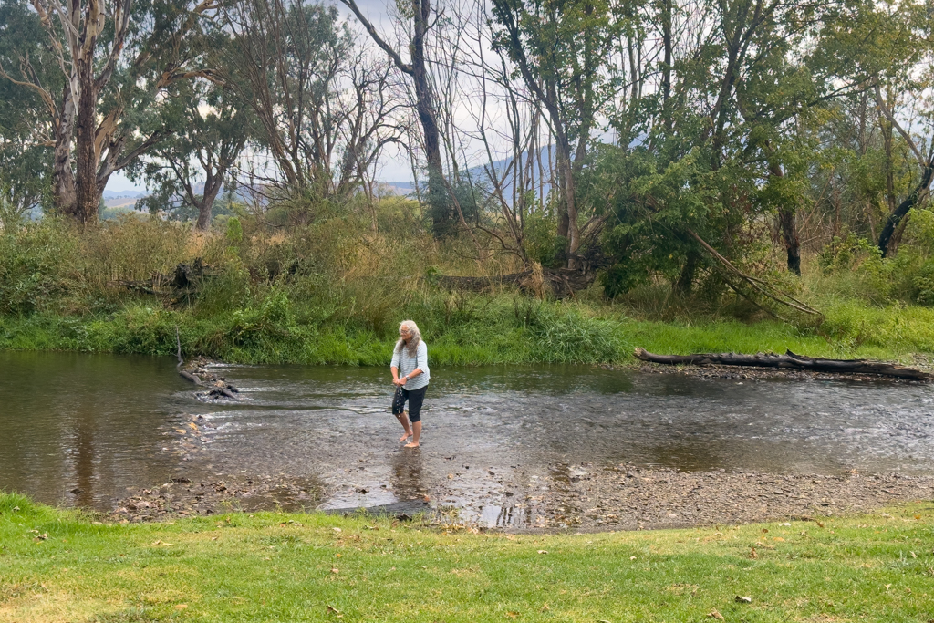 Ma nimmt ein Fussbad im Corryong Creek...