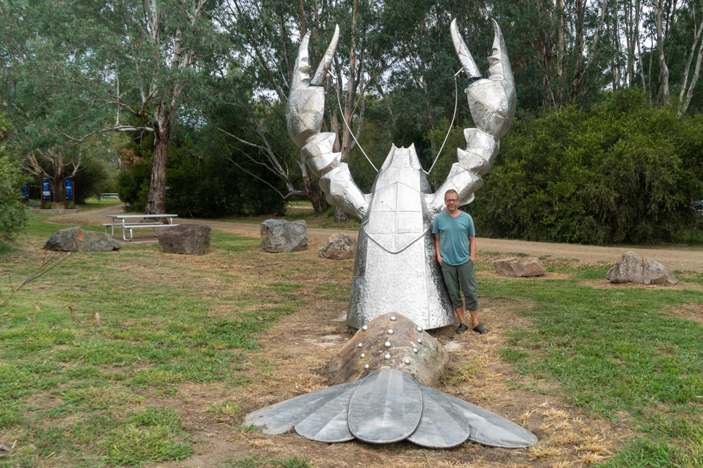 Jo mit dem Cray Fish Kunstwerk am Murray River.
