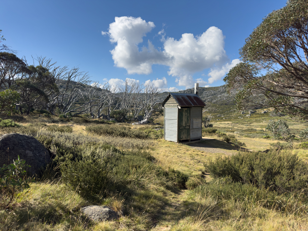 Unser süsses kleines Pit Toilet auf unserem Campground im Pretty Valley