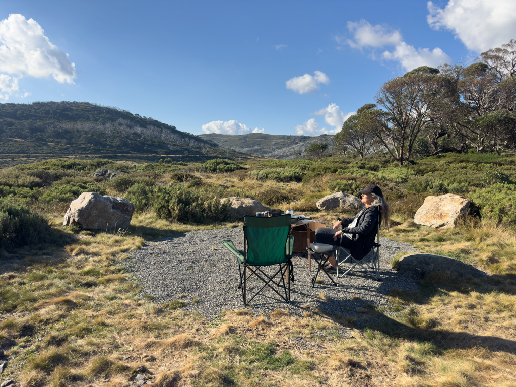 Ma geniesst die letzten Sonnenstrahlen im Pretty Valley Campground