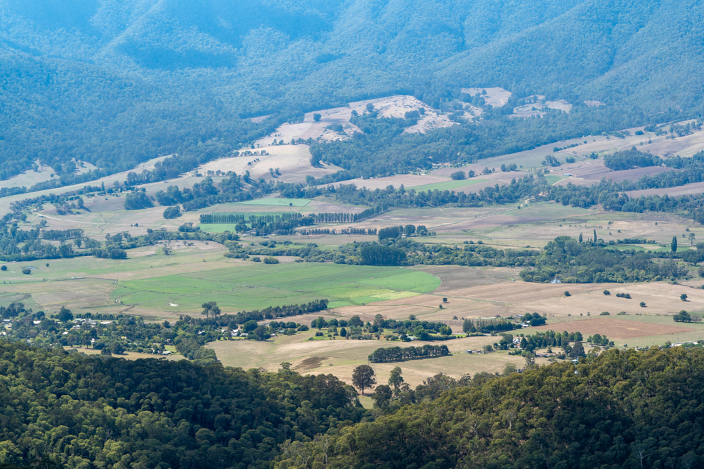 Blick vom Tawonga Gap Look out in die unter uns gelegene Landschaft