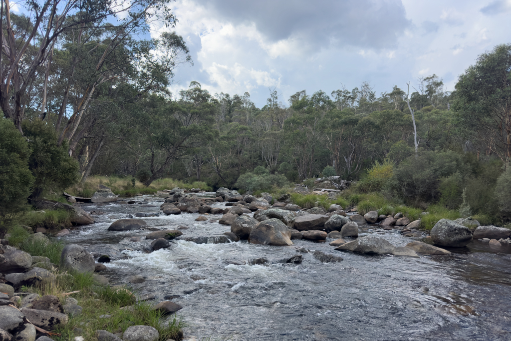 Der flache Big River fliesst beim Jokers Flats Campground vorbei