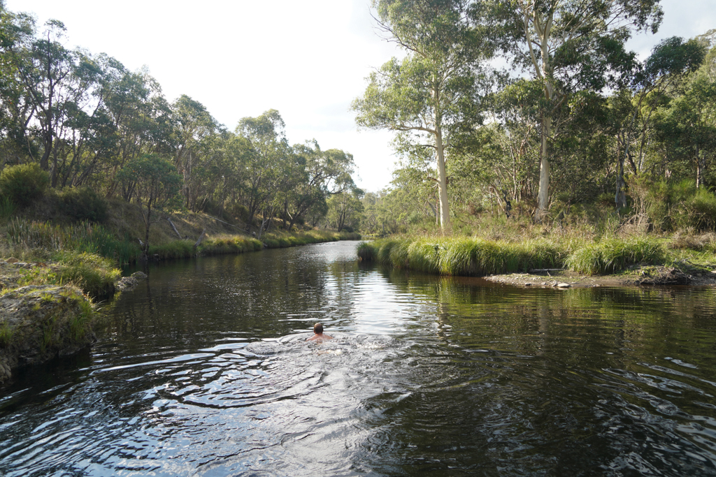 Im Big River beim Jokers Flat Campground wird ein kühles Bad genommen...