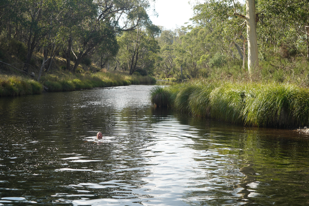 Im Big River beim Jokers Flat Campground wird ein kühles Bad genommen...