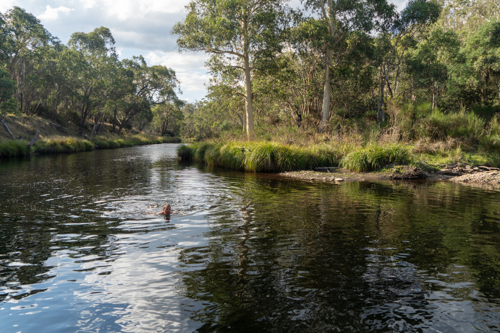 Im Big River beim Jokers Flat Campground wird ein kühles Bad genommen...