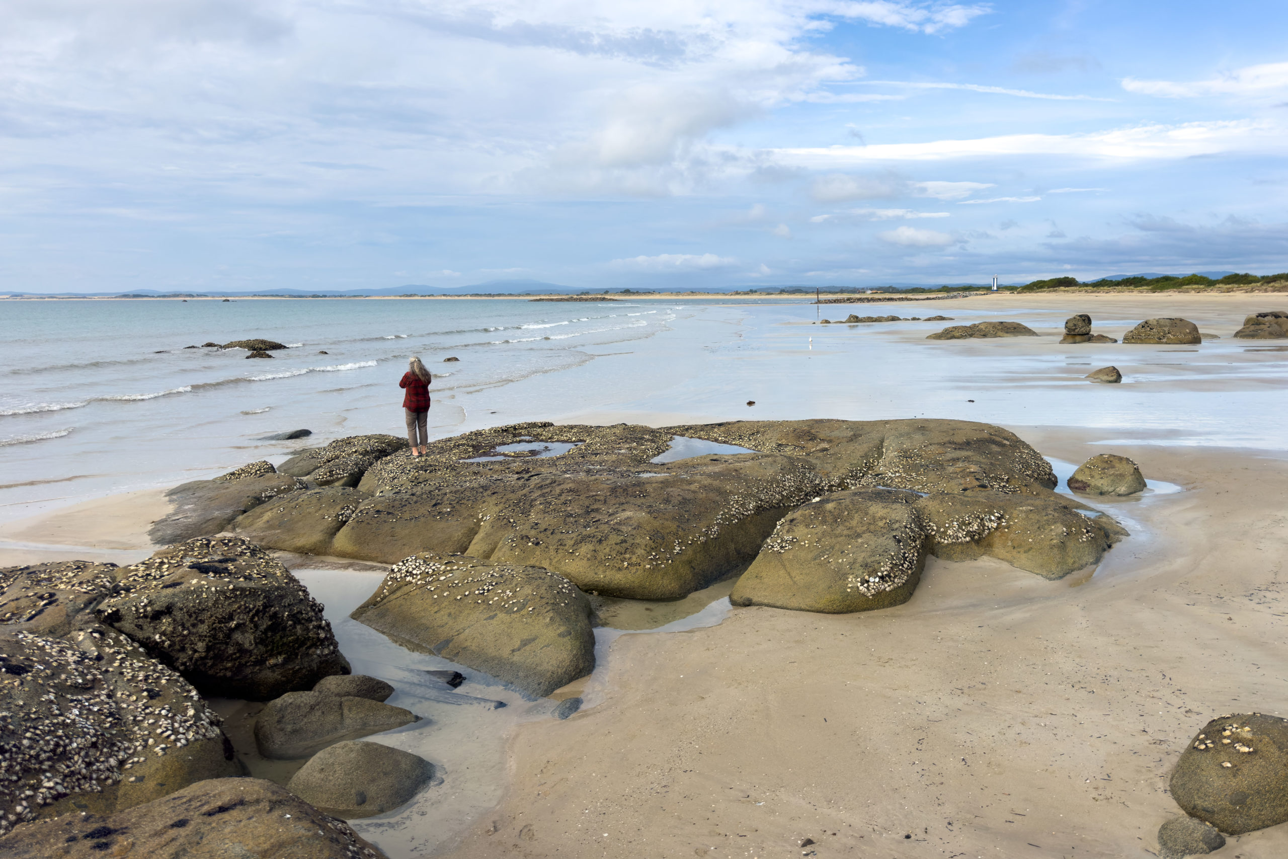 Jo fotografiert Ma wie sie die Landschaft und das Meer fotografiert...