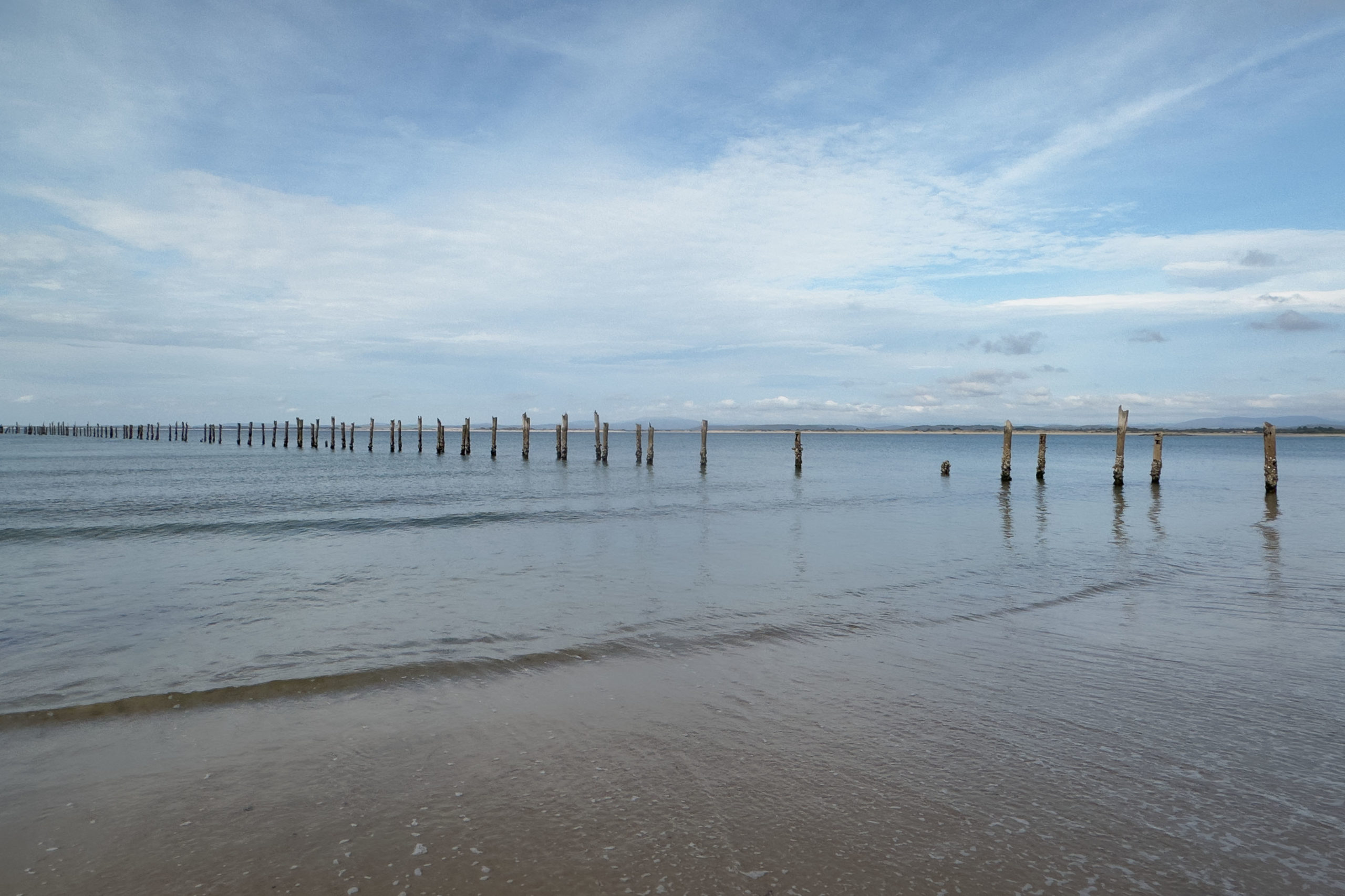 Der alte, jetzt zerfallene Landungssteg bei Bridport. Es rasen nur noch die senkrechten Pfähle aus dem Meer...
