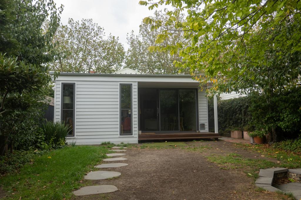 Die Rückansicht mit Garten und den grossen Fenstern in die Stube rein