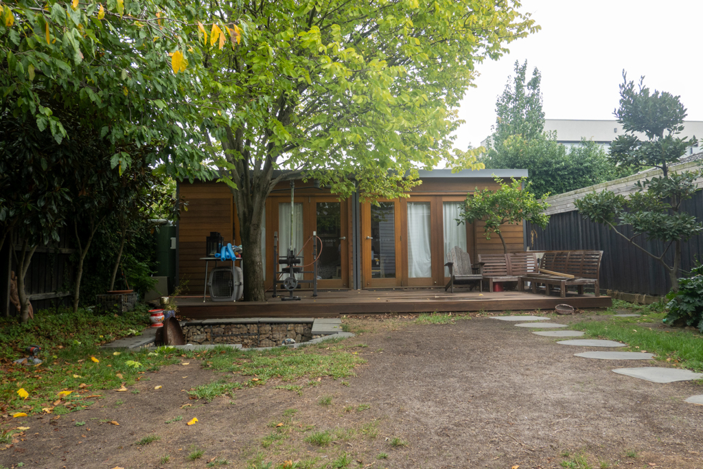 Links: Das ist Atelier in dem die wohnen dürfen. Rechts ist Detlevs Homeoficce