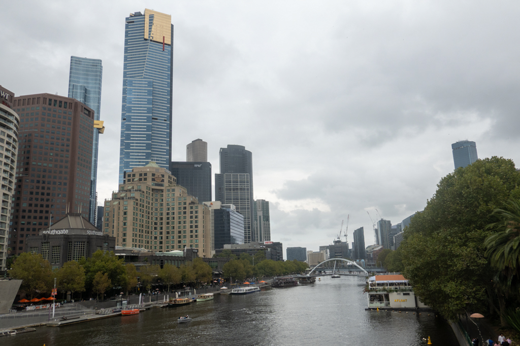 Mitten durch Melbourne fliesst der Yard River. Links der Eureka Tower mit dem Skydeck in der 88 Etage..