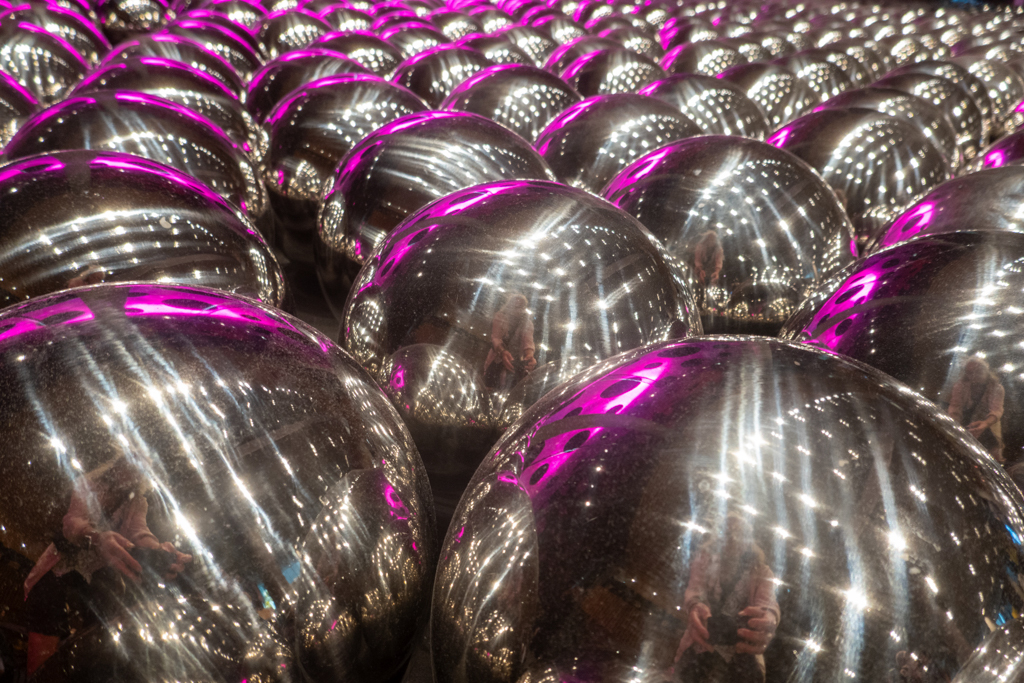 Kunstinstallation zur Yayoi Kusama Ausstellung in der NGV. Hunderte glänzender Metallkugeln...