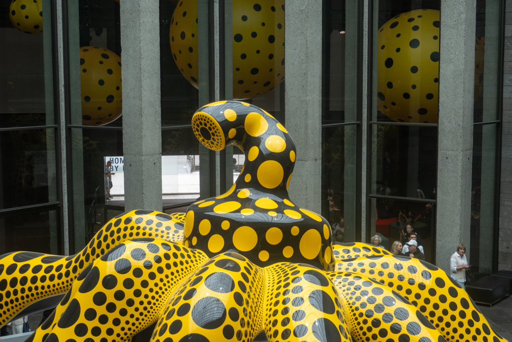 Kunstinstallation zur Yayoi Kusama Ausstellung in der NGV