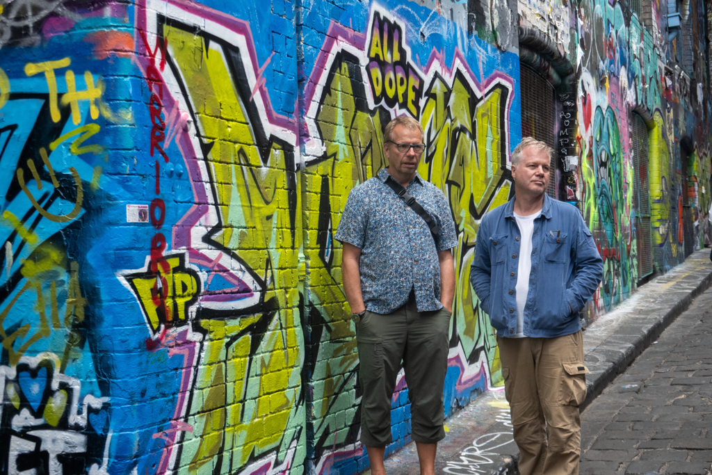 Streetart in Hochkultur. Bunte Grafittikunst... Detlev und Jo bestaunen die moderne Kunst
