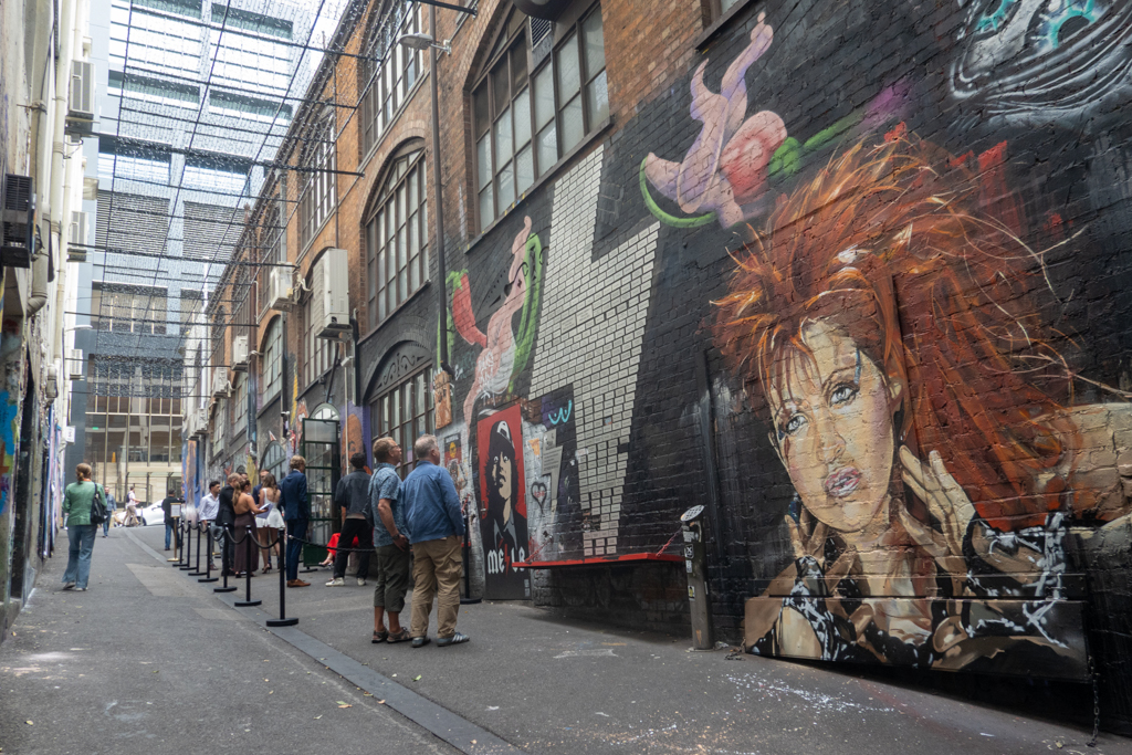 Jo und Detlev bestaunen die moderne Grafittikunst