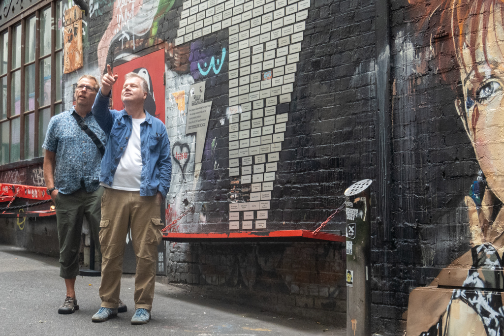 Jo und Detlev bestaunen die moderne Grafittikunst