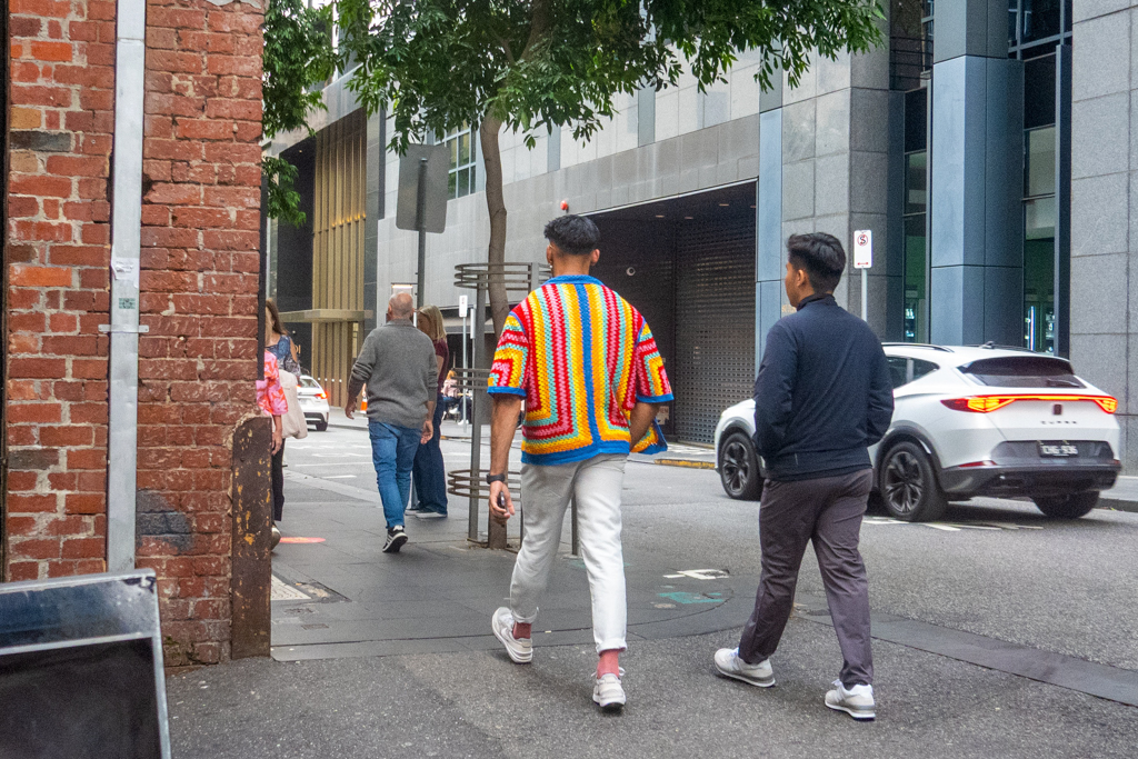 Eine lustig bunte farbenfrohe Jacke wird getragen...