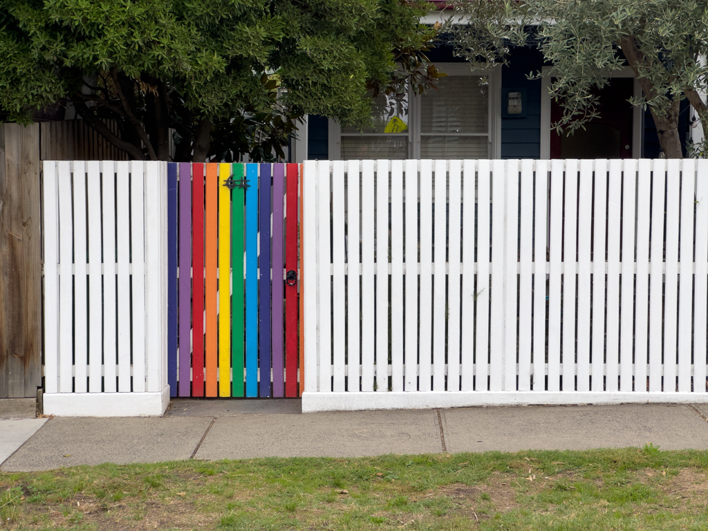 Regenbogenkunst am Gartentor..
