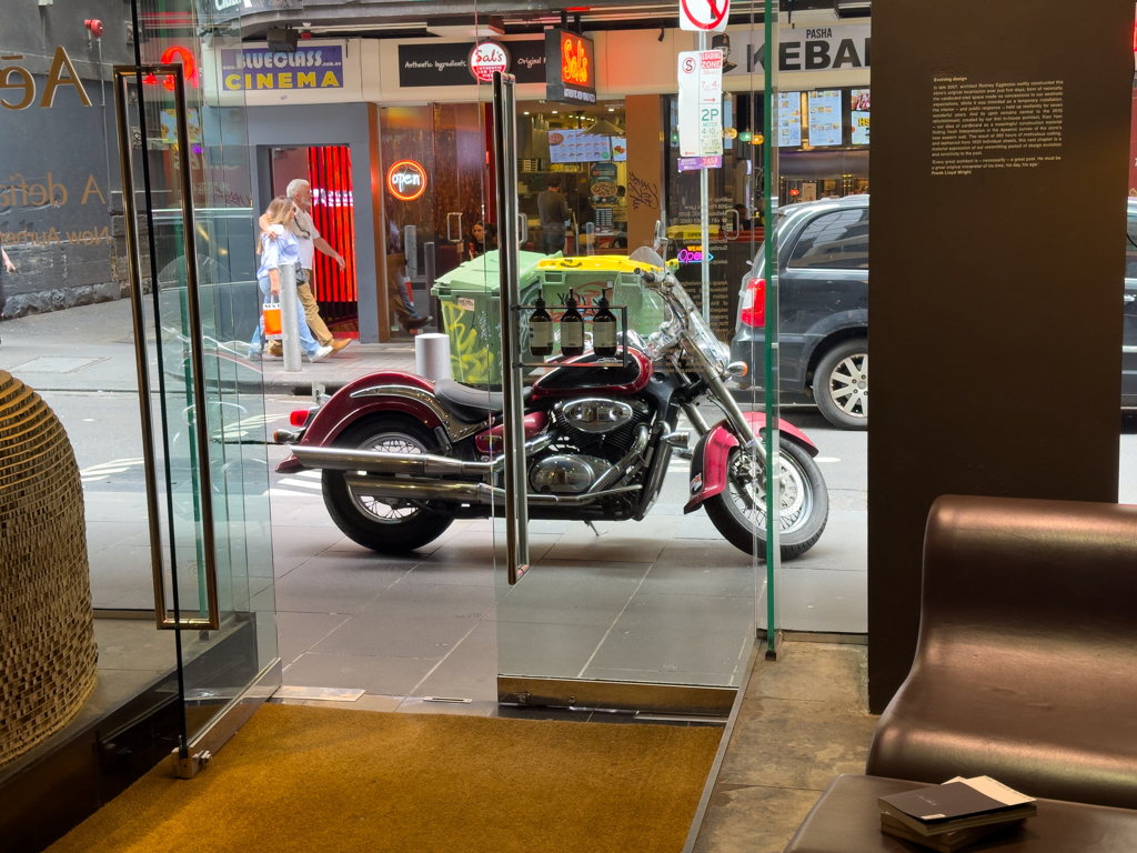 Gehört das stylische Motorrad vor der Türe mit dazu??