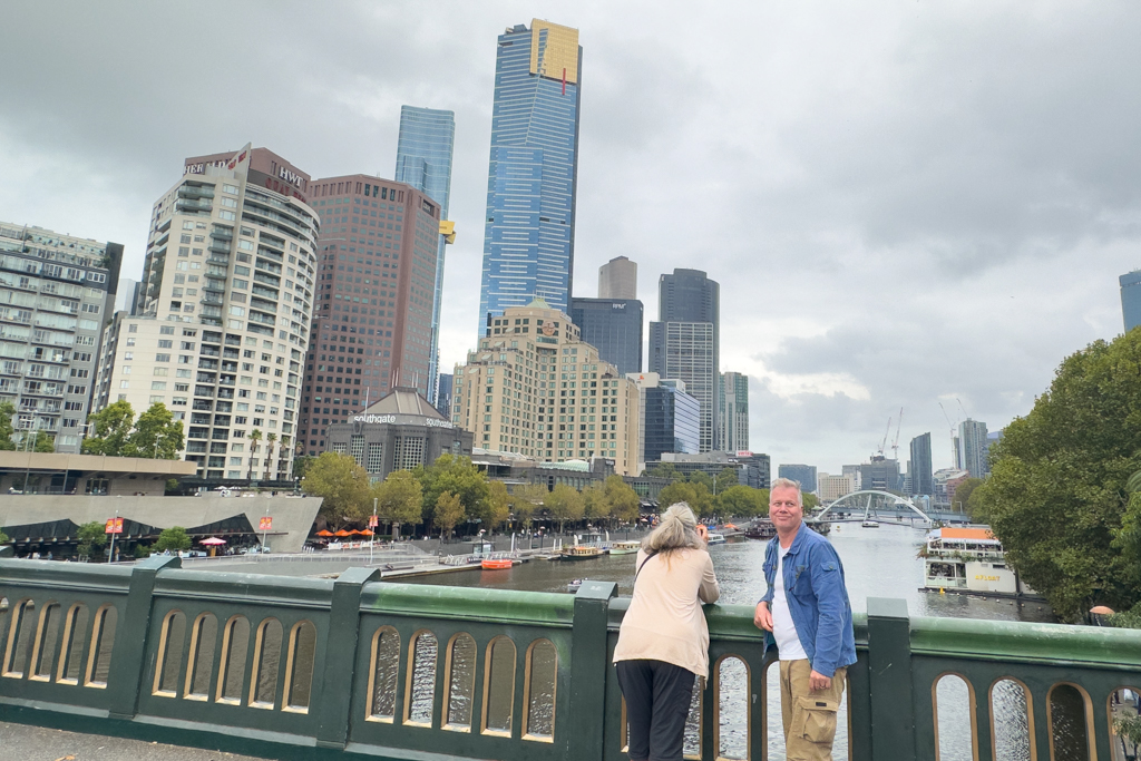 Detlev zeigt uns die Stadt. Wir schauen auf den Yarra River und auf einen Teil der Skyline der Stadt
